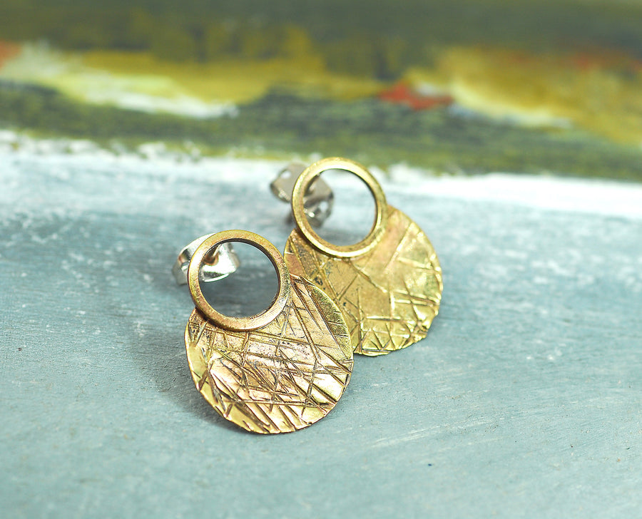 hammered sm round brass earrings